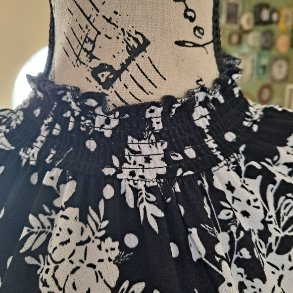 Floral Black and White Women's Top - Picture 2 of 4